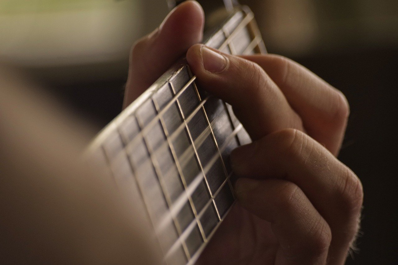 Pourquoi apprendre la guitare en ligne ?