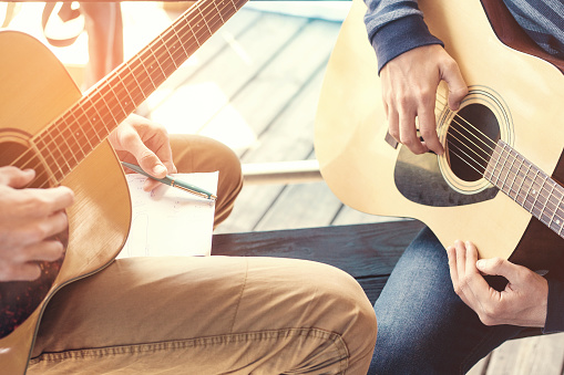 Comment apprendre à bien jouer la guitare ?